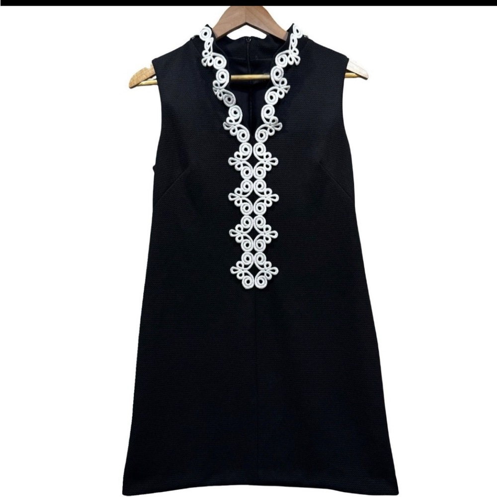 Jessica Howard shift dress in black.